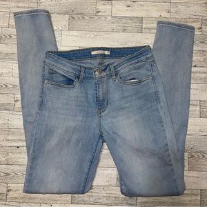 NEW Woman’s Levi’s jeans